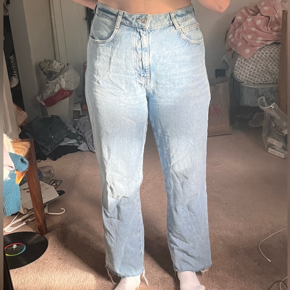 Zara straight leg jeans. Worn only twice ⚠️